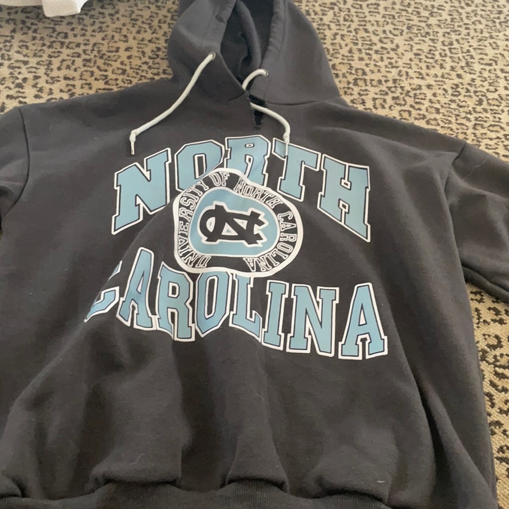 Unc sweatshirt with small cut